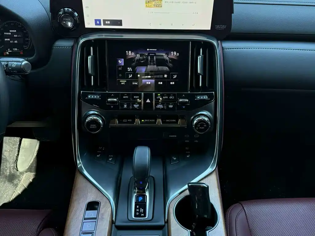 Lexus LX 2025