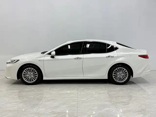 Toyota Camry 2025 — фото 2