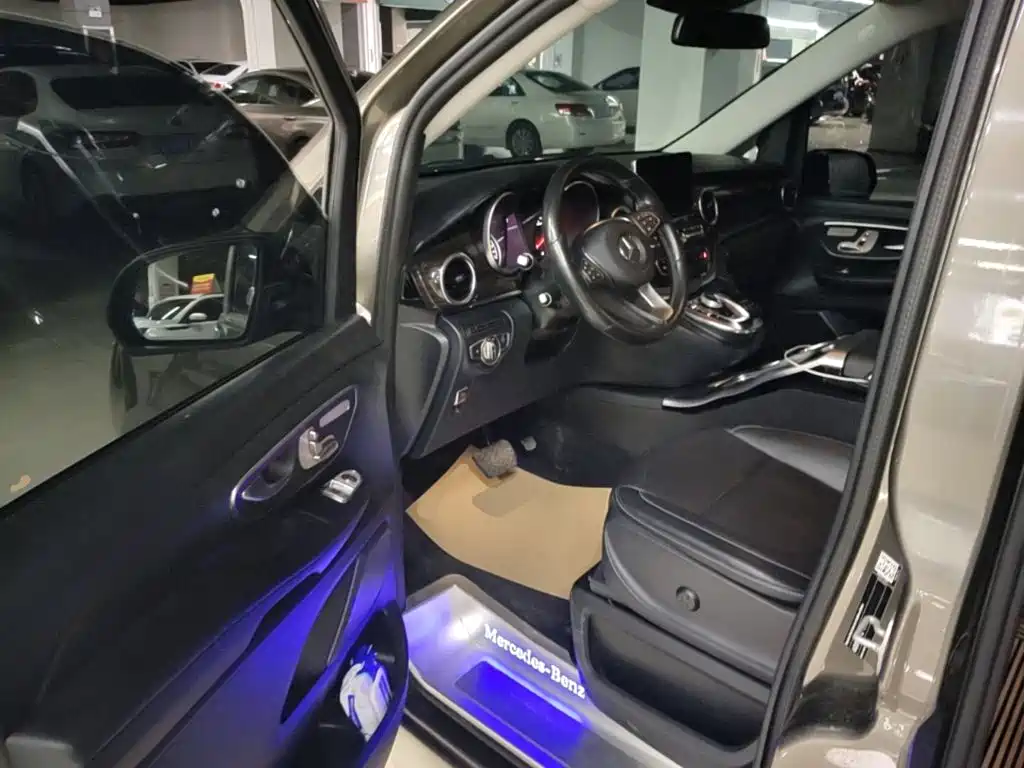 Mercedes-Benz V-Class 2018 — фото 16