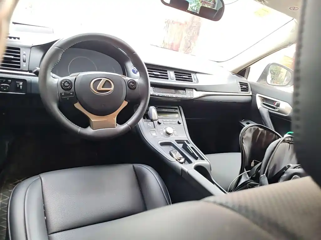 Lexus CT 2015 — фото 10