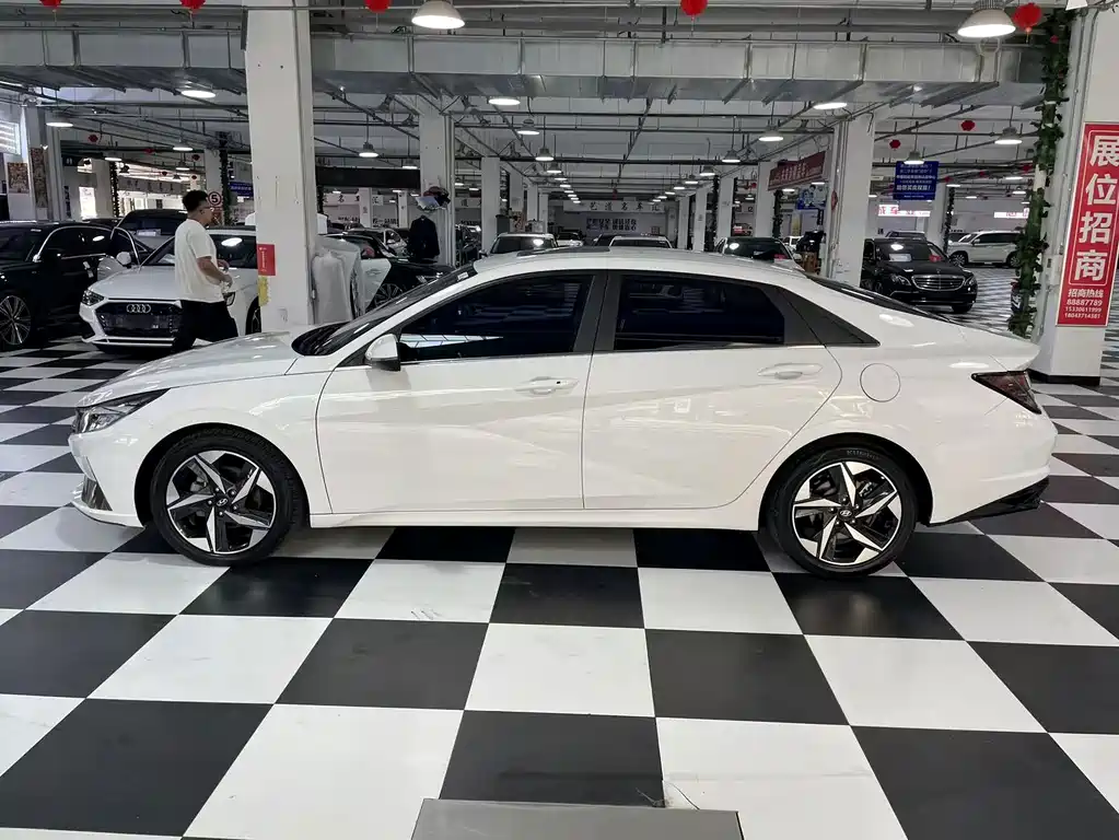 Hyundai Elantra 2022 — фото 10