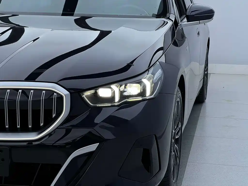 BMW 5 Series 2025 — фото 2