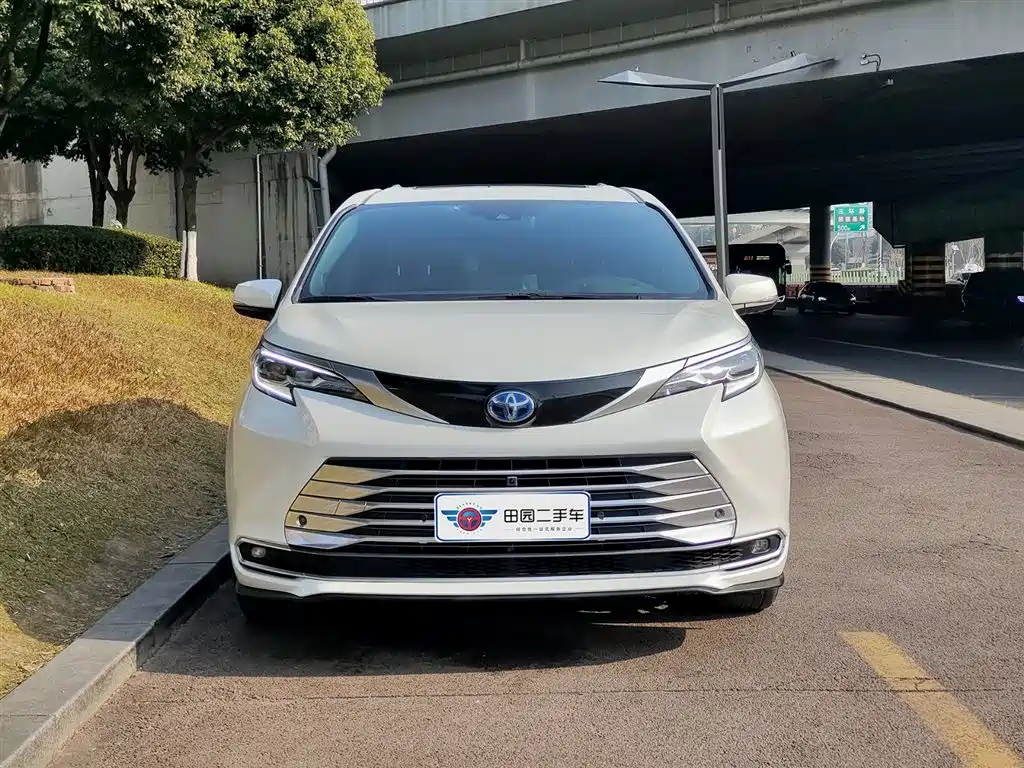 Toyota Sienna 2023 — фото 2