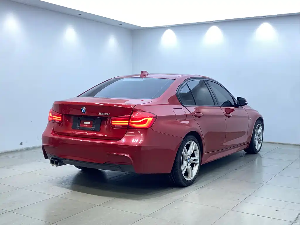 BMW 3 Series 2018 — фото 17
