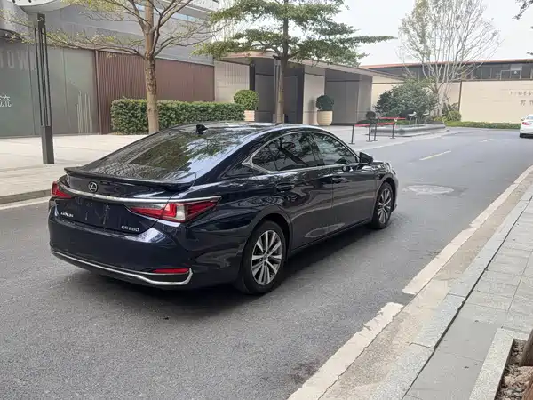 Lexus ES 2018