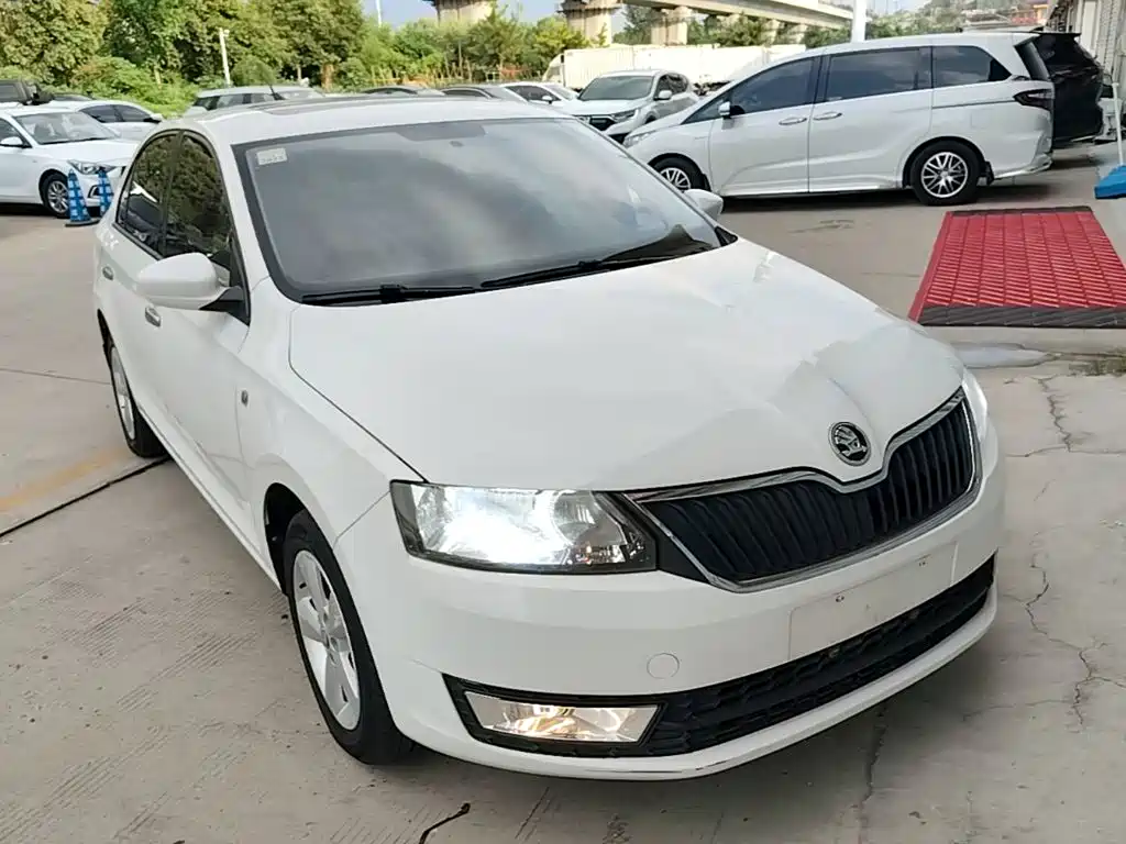 Skoda Rapid 2015 — фото 4