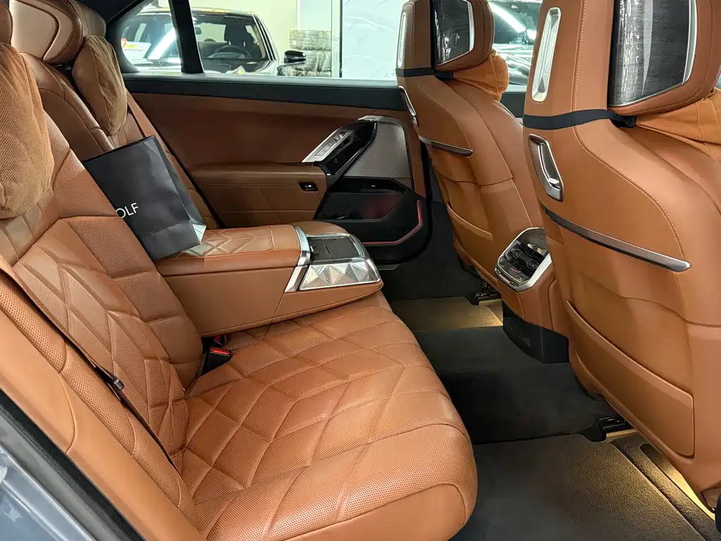 BMW i7 2023 — фото 10