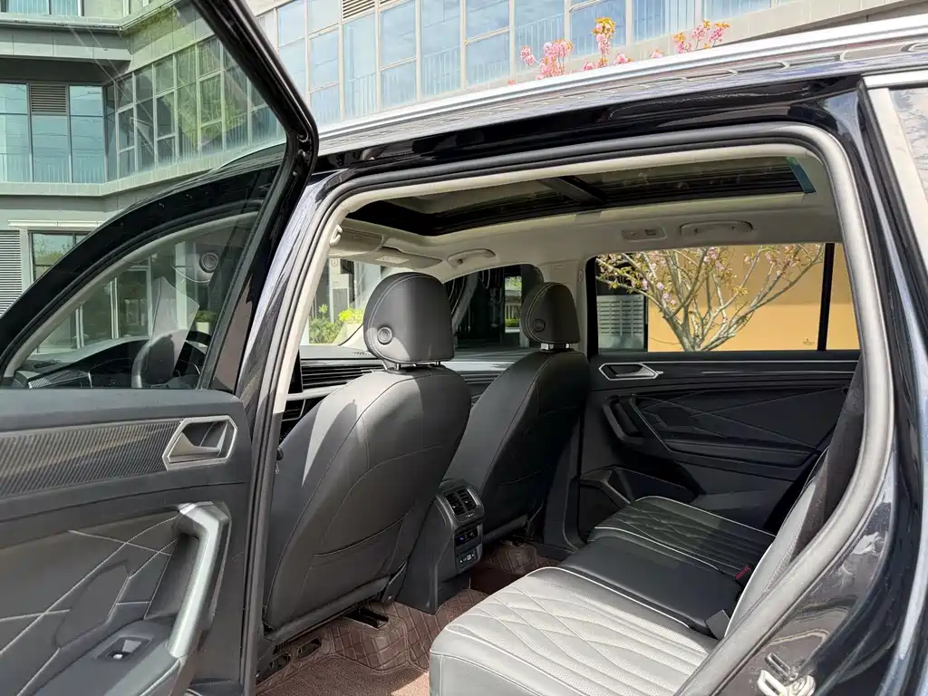 Volkswagen Tiguan L 2023 — фото 8