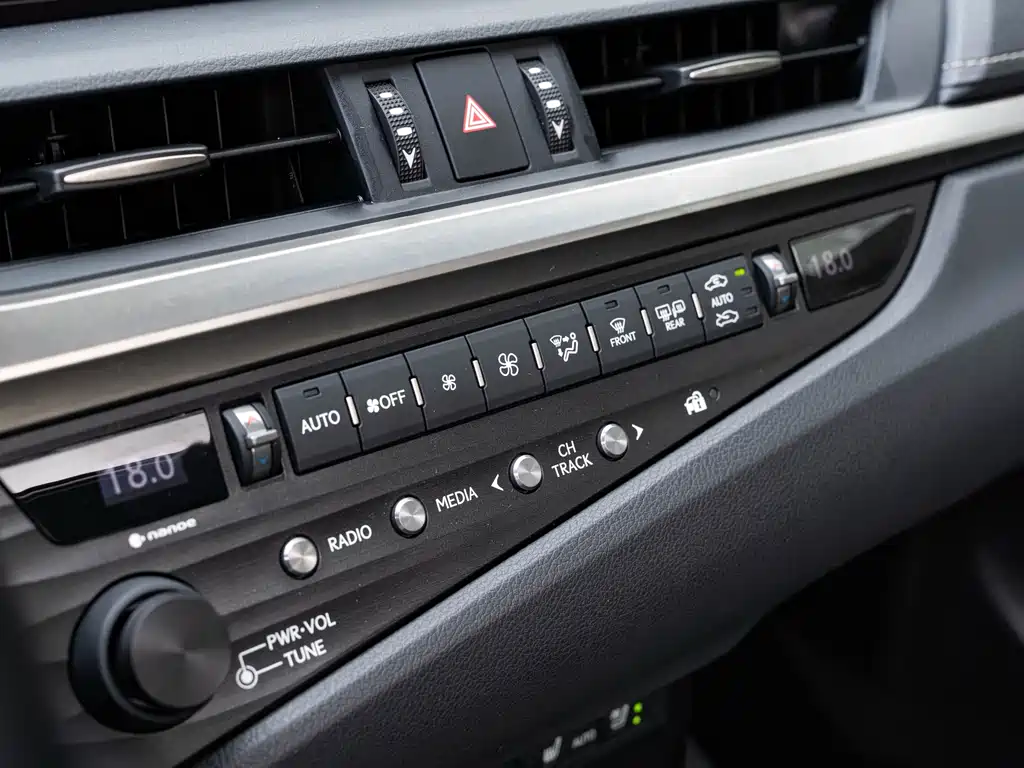 Lexus ES 2020 — фото 17