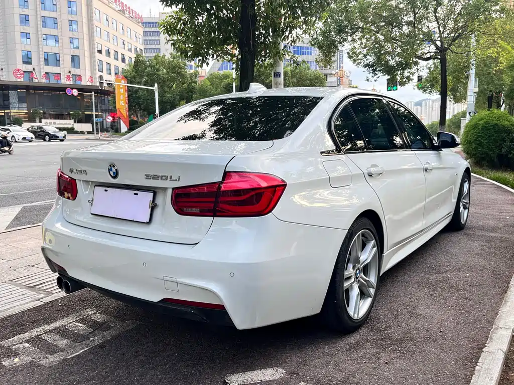 BMW 3 Series 2019 — фото 10