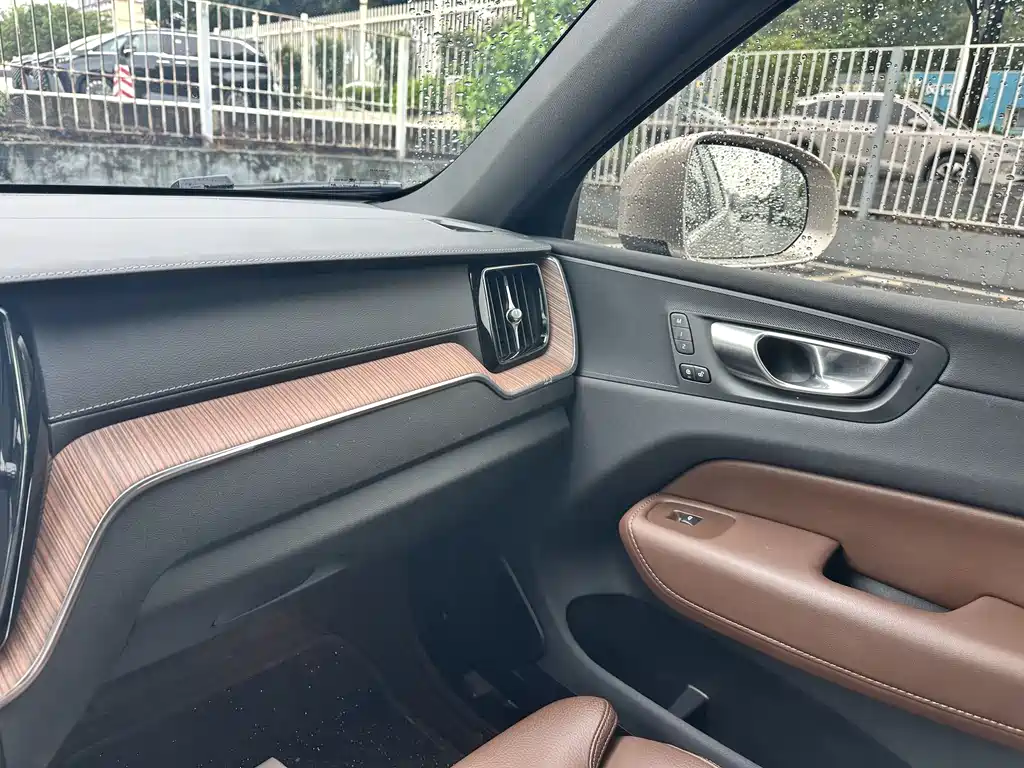 Volvo XC60 PHEV 2024 — фото 13