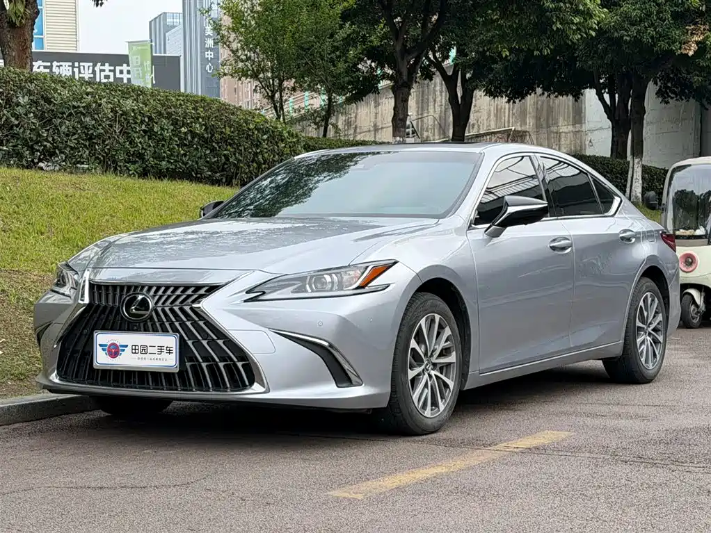 Lexus ES 2024