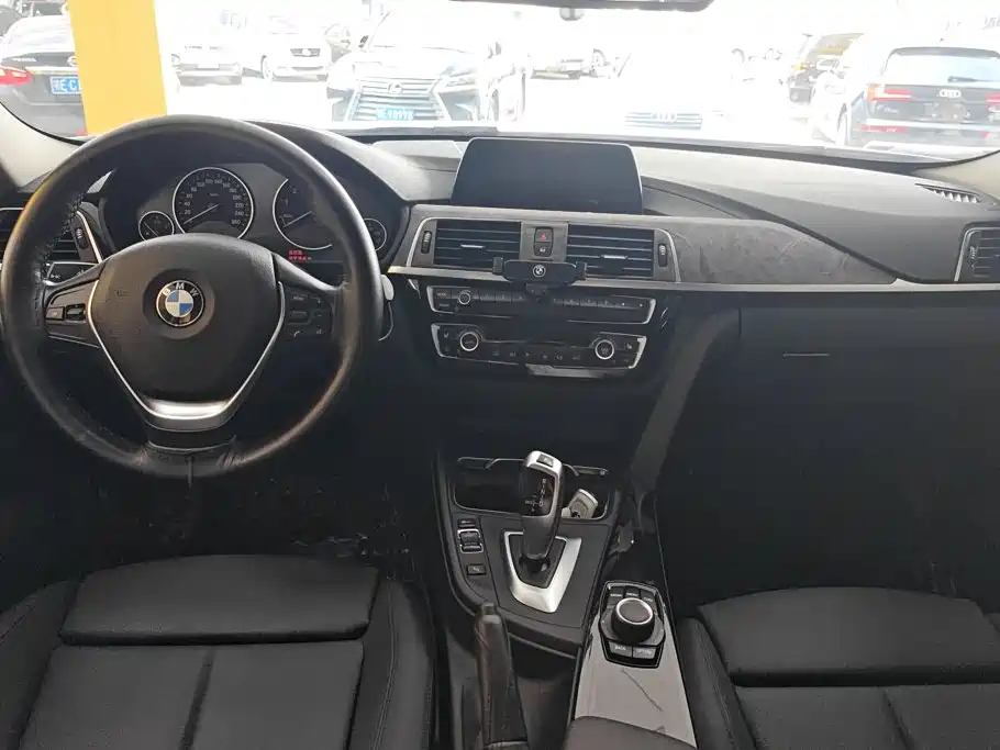 BMW 3 Series 2018 — фото 12