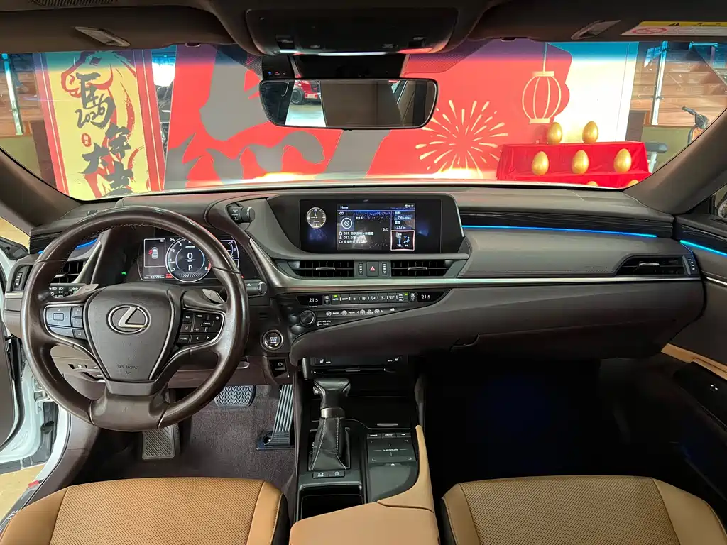 Lexus ES 2019 — фото 11