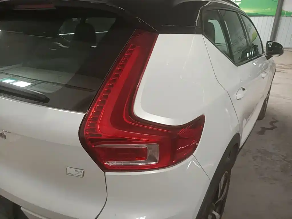 Volvo XC40 New Energy 2021 — фото 8