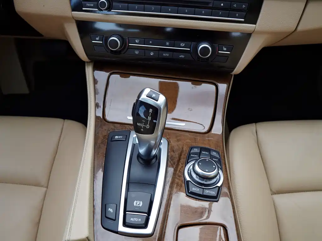 BMW 5 Series 2011 — фото 10