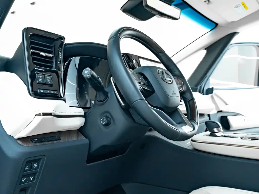 Lexus LM 2024 — фото 14