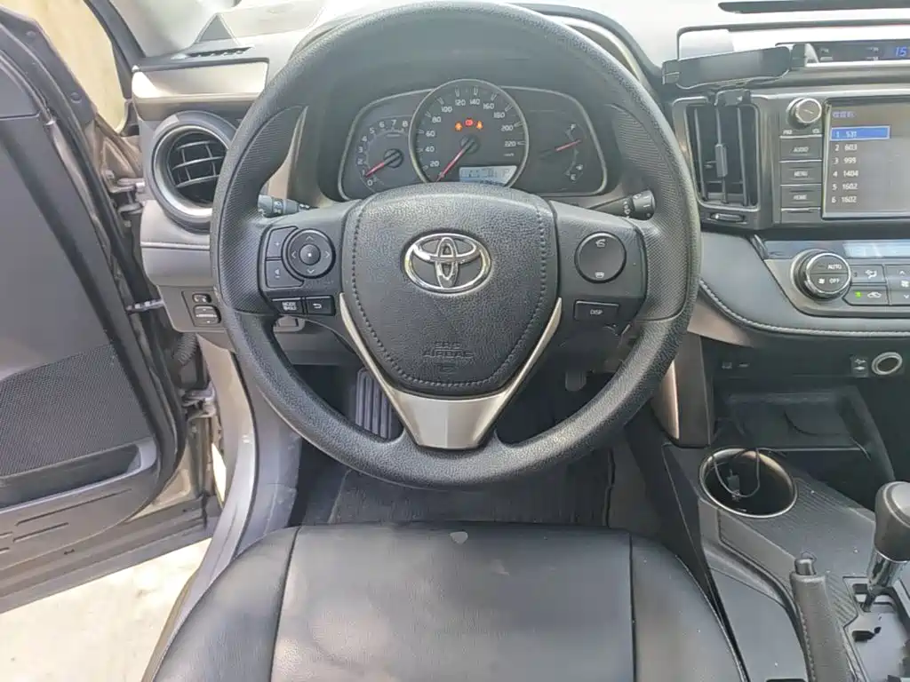 Toyota RAV4 2015 — фото 11