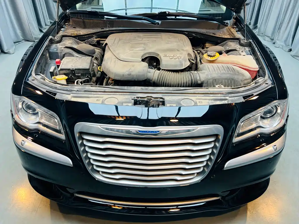 Chrysler 300C 2013 — фото 16
