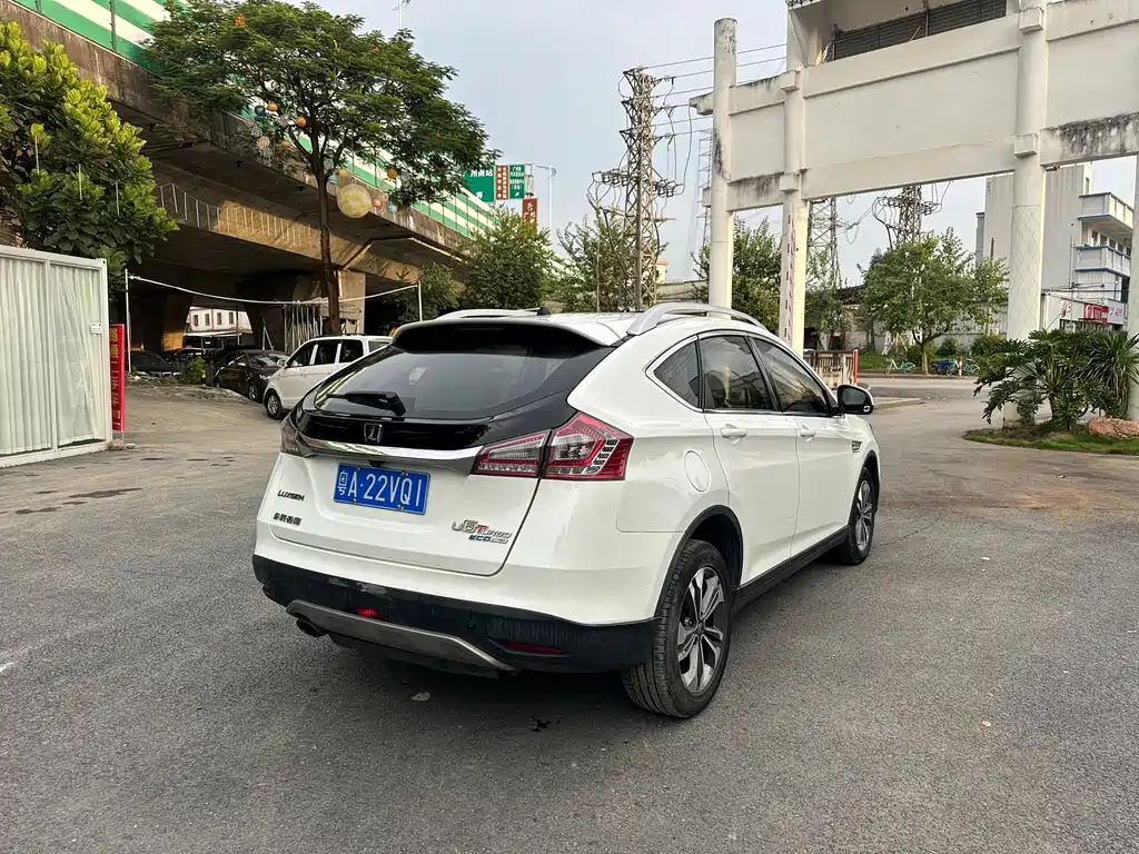 Luxgen You6 SUV 2015 — фото 5