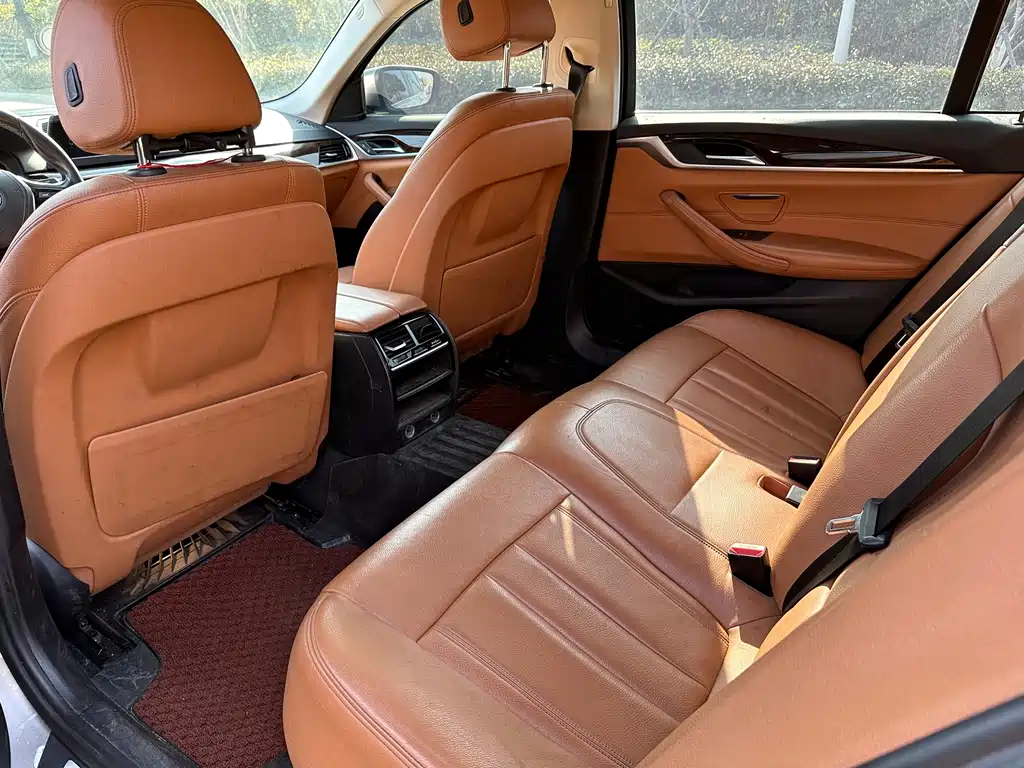 BMW 5 Series 2018 — фото 10