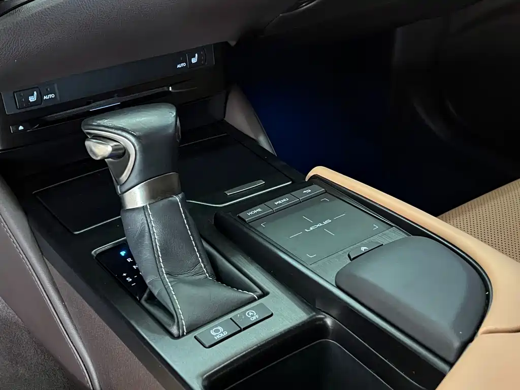 Lexus ES 2019 — фото 12