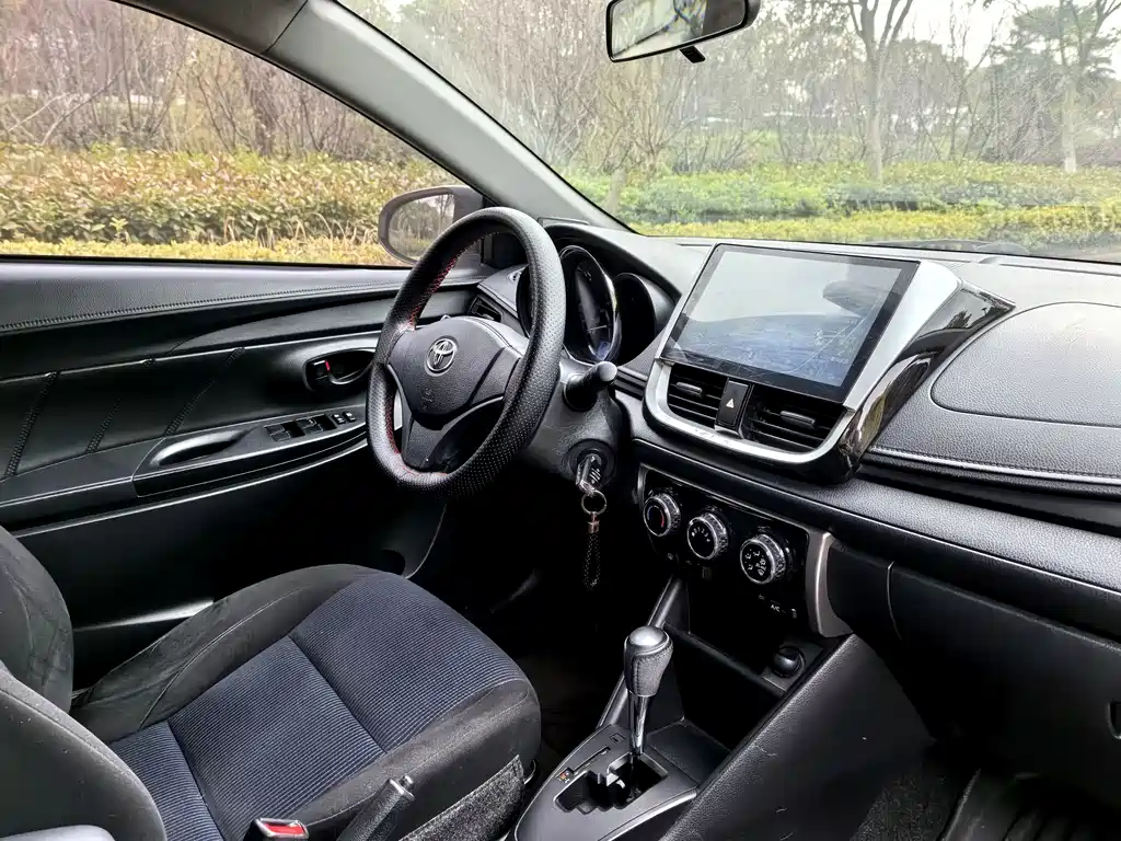 Toyota Yaris L 2018 — фото 10