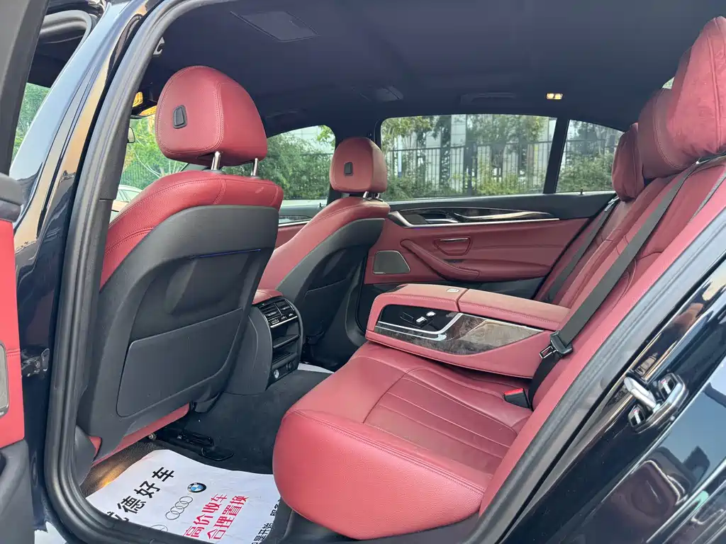 BMW 5 Series 2018 — фото 10