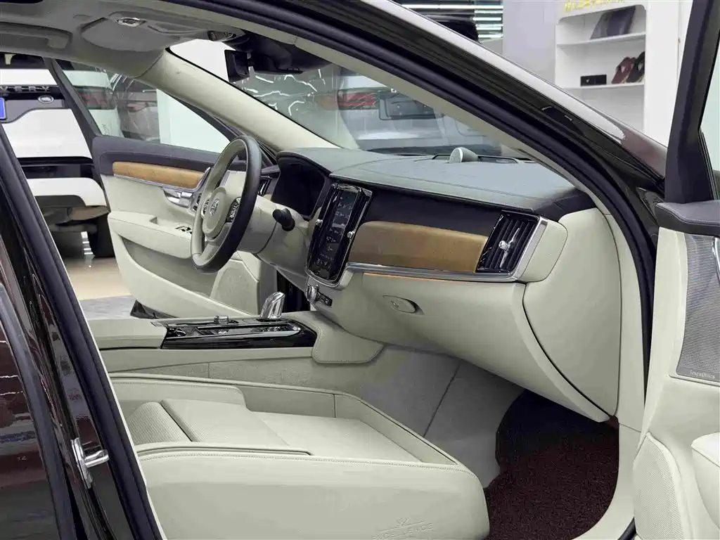 Volvo S90 Plug-In Hybrid 2018 — фото 11