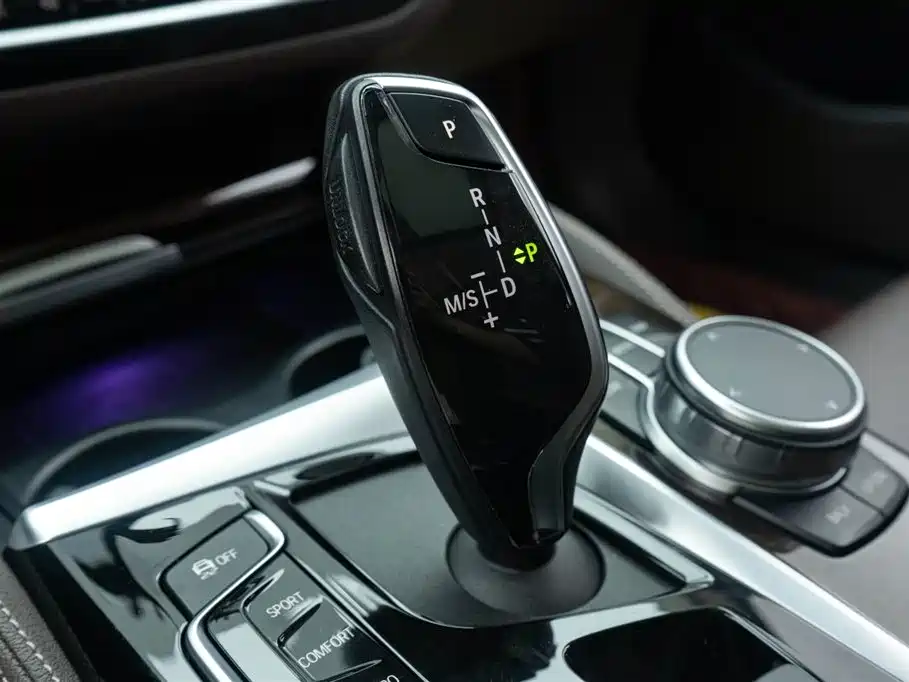 BMW 5 Series 2019 — фото 15