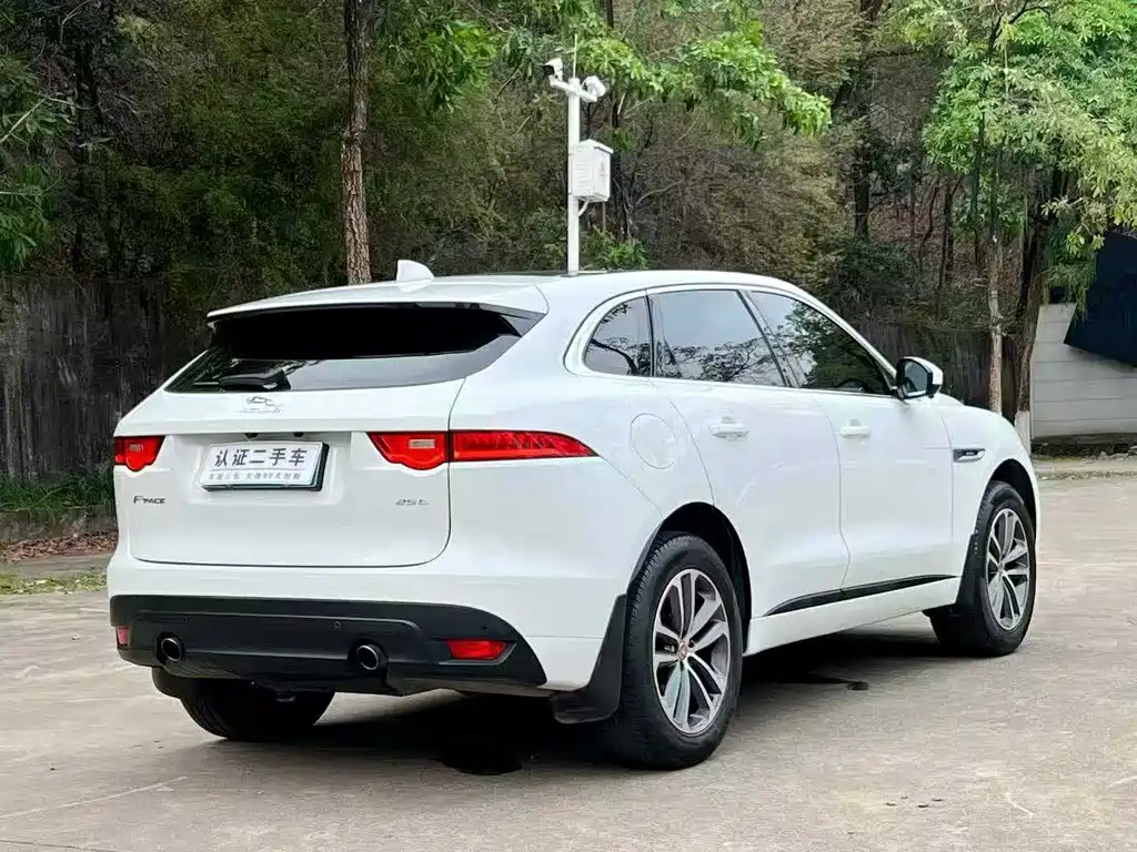 Jaguar F-PACE 2017 — фото 9