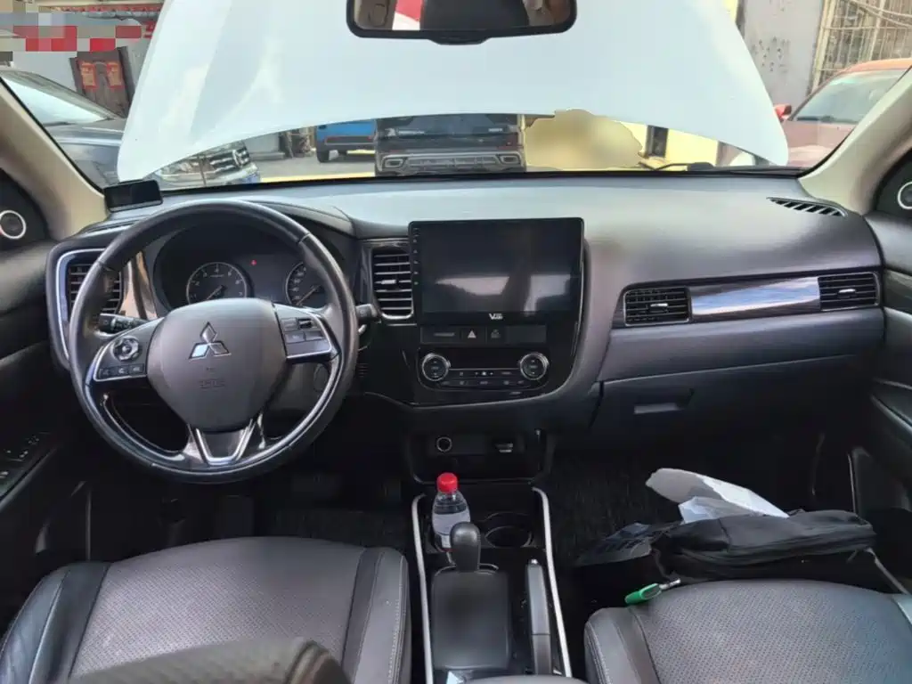Mitsubishi Outlander 2018 — фото 10