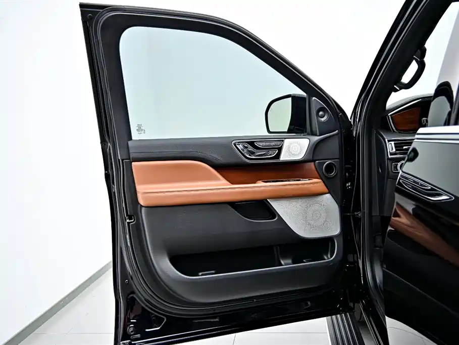 Lincoln Navigator 2020 — фото 20
