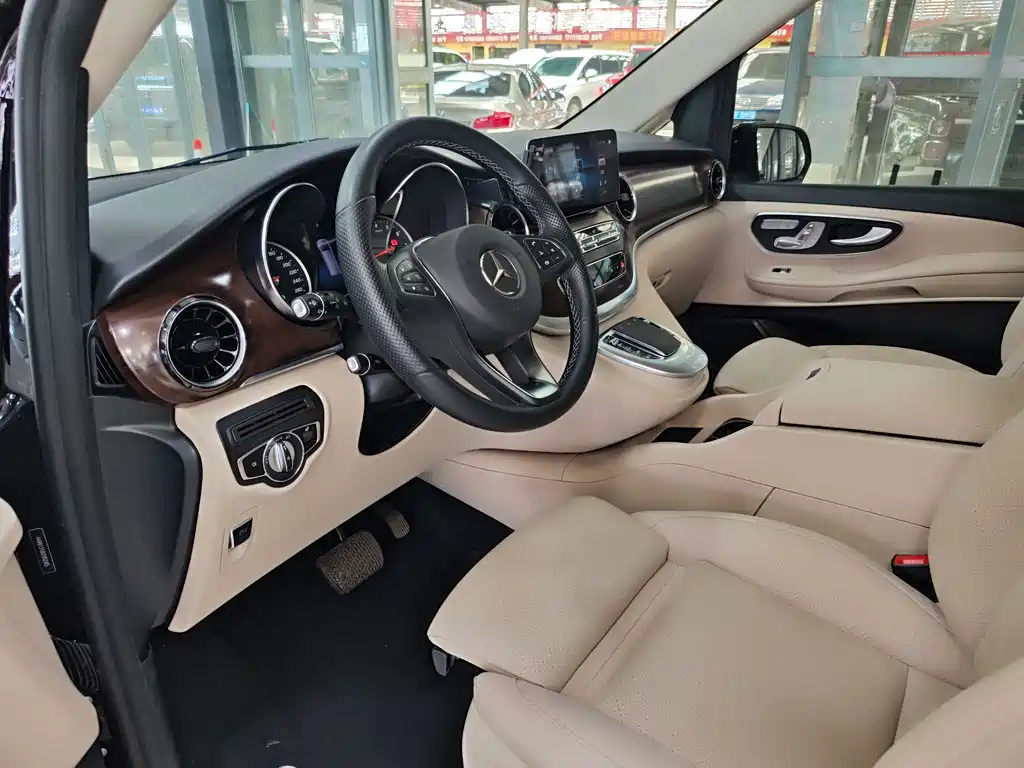 Mercedes-Benz V-Class 2023 — фото 11