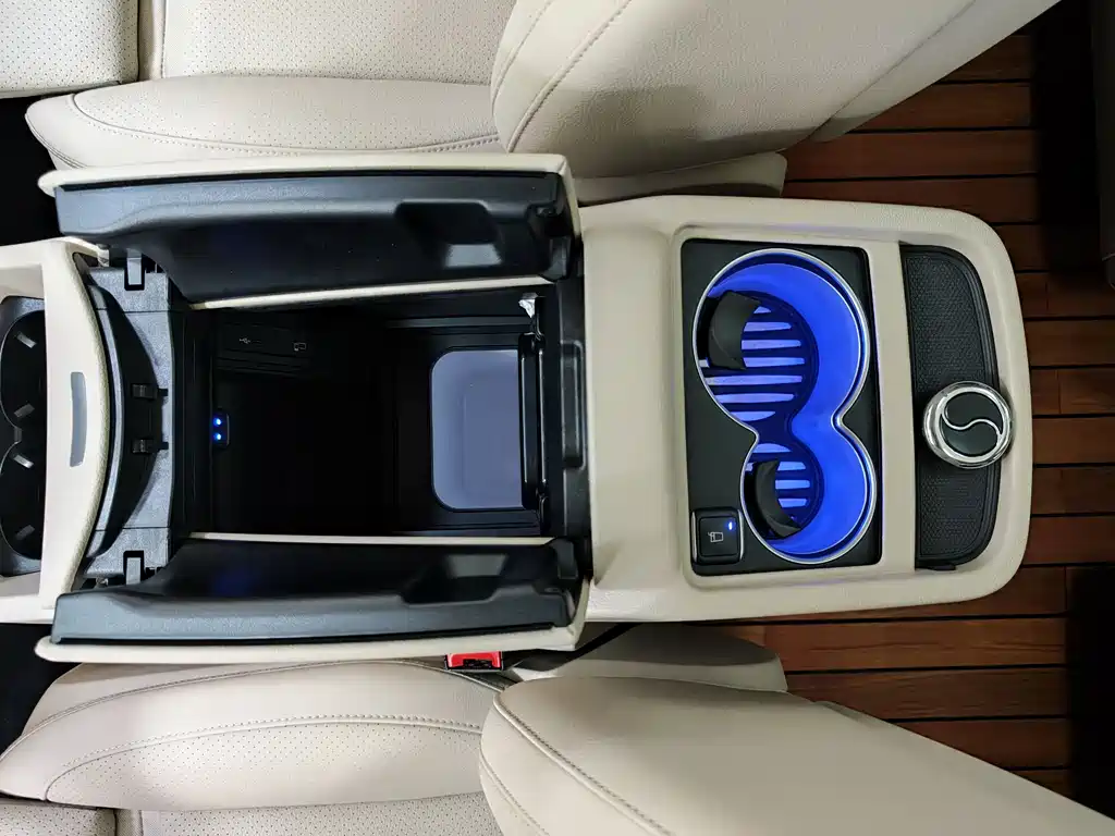 Mercedes-Benz V-Class 2023 — фото 21