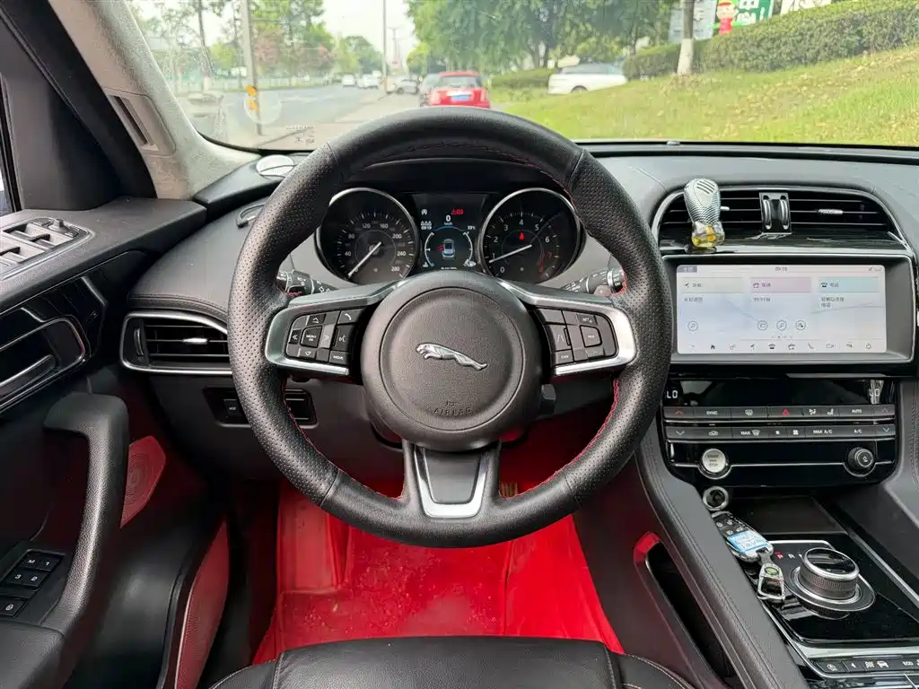 Jaguar F-PACE 2019 — фото 14