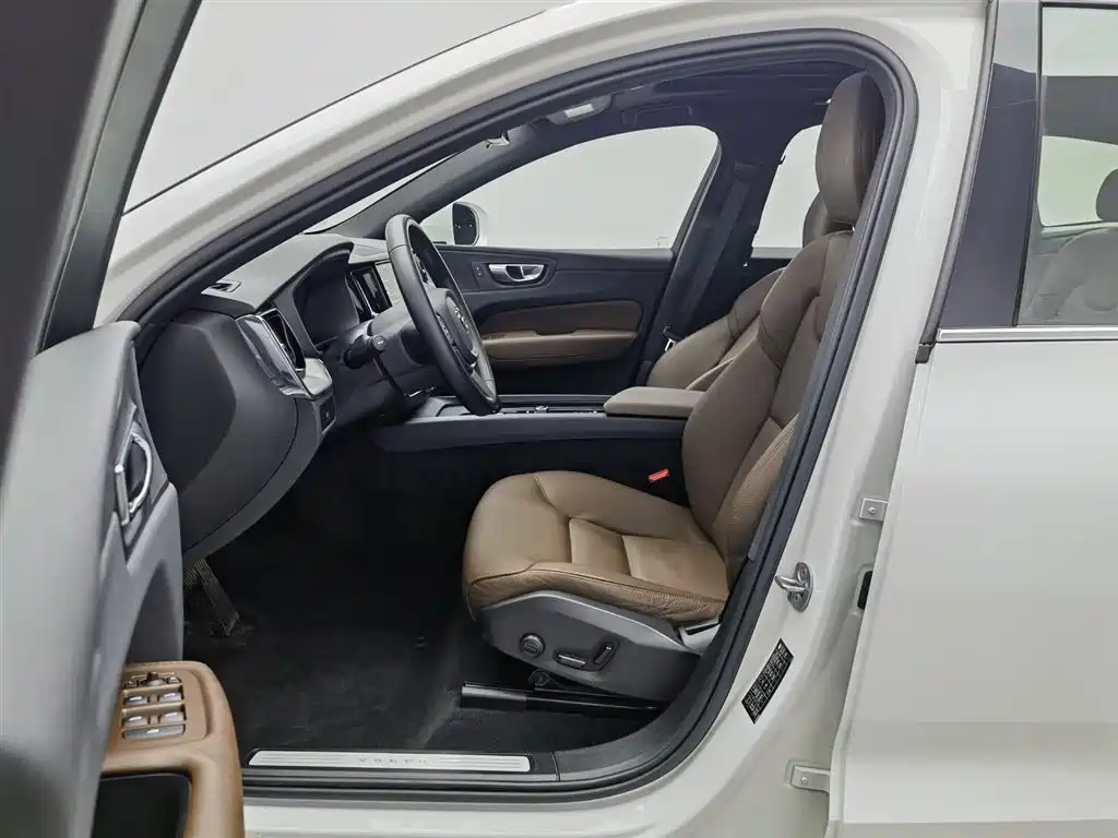 Volvo XC60 2023 — фото 10