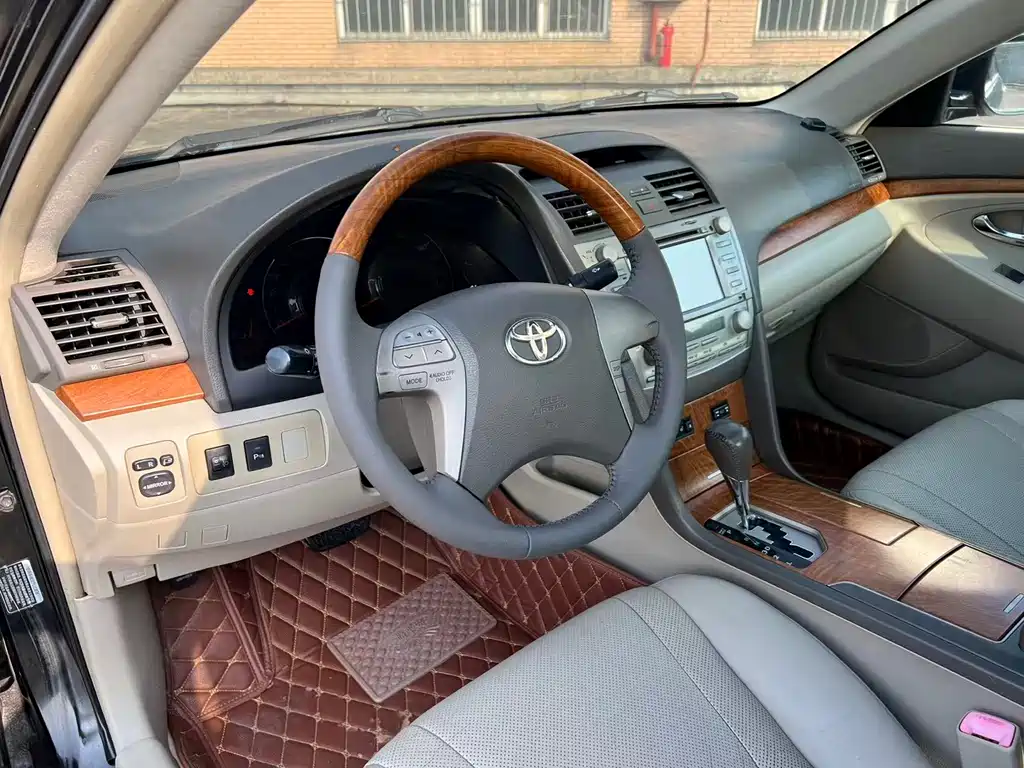 Toyota Camry 2010 — фото 10