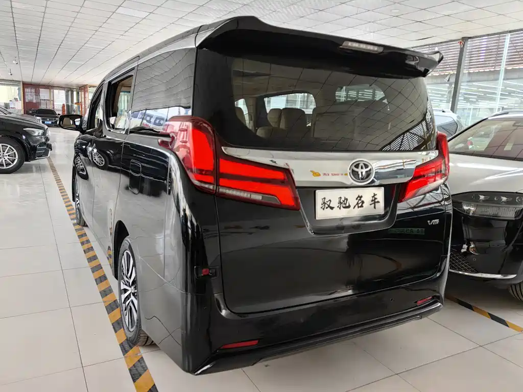Toyota Alphard 2018 — фото 17