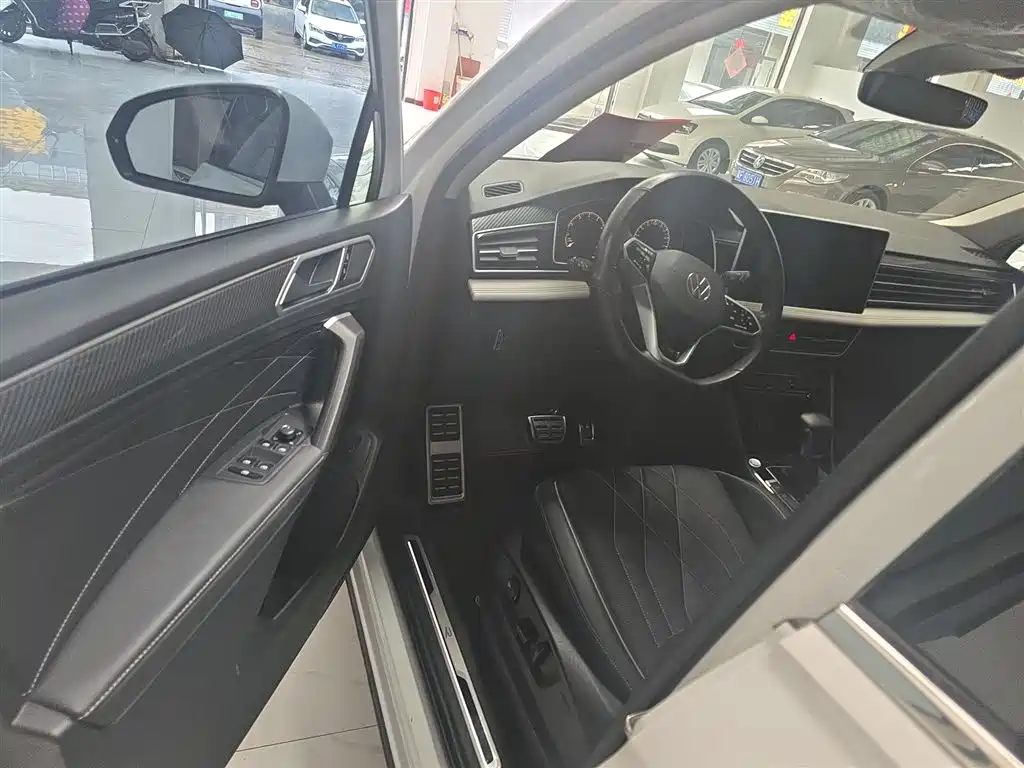Volkswagen Tiguan L 2023 — фото 12