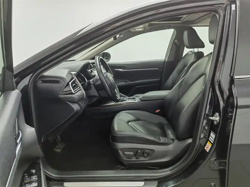 Toyota Camry 2018 — фото 10