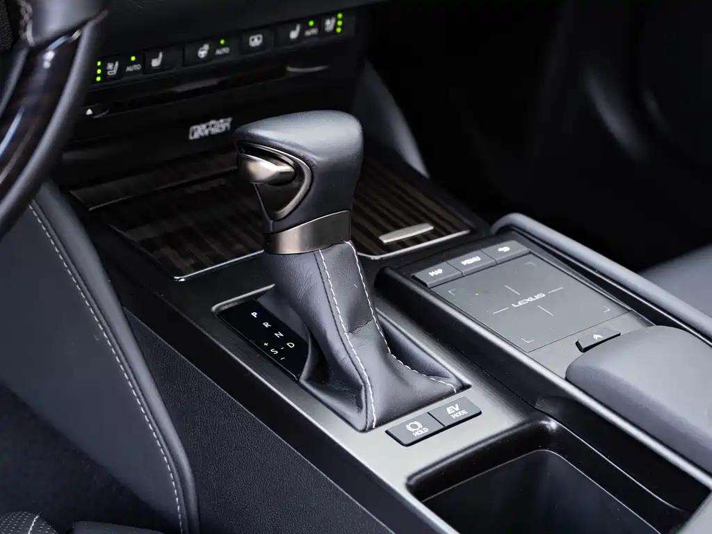 Lexus ES 2020 — фото 15
