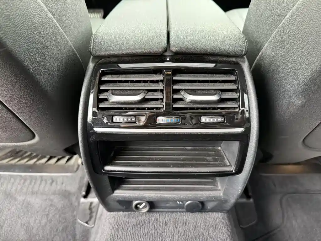 BMW 5 Series 2018 — фото 19