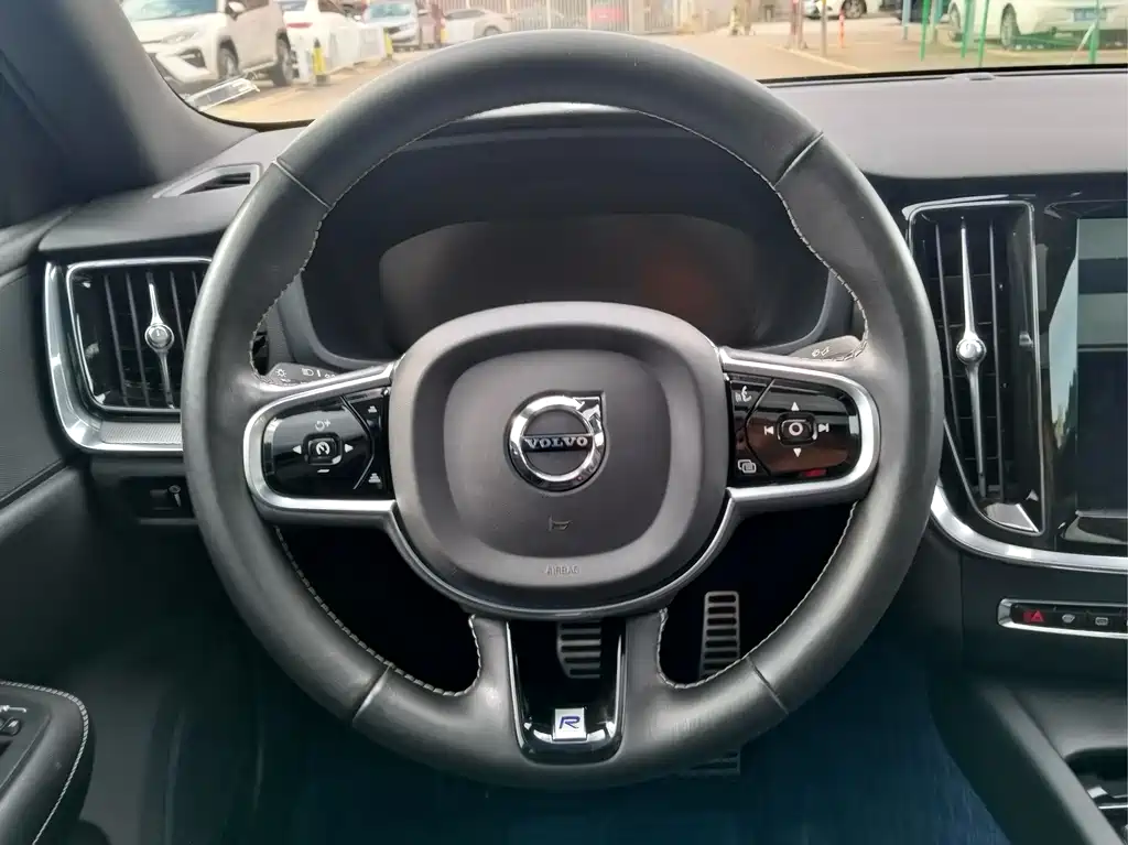 Volvo S60 2021 — фото 11