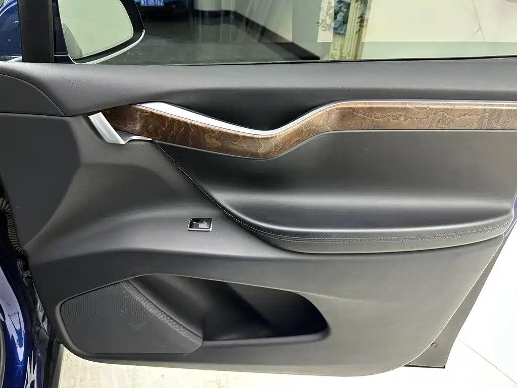 Tesla Model X 2017 — фото 16
