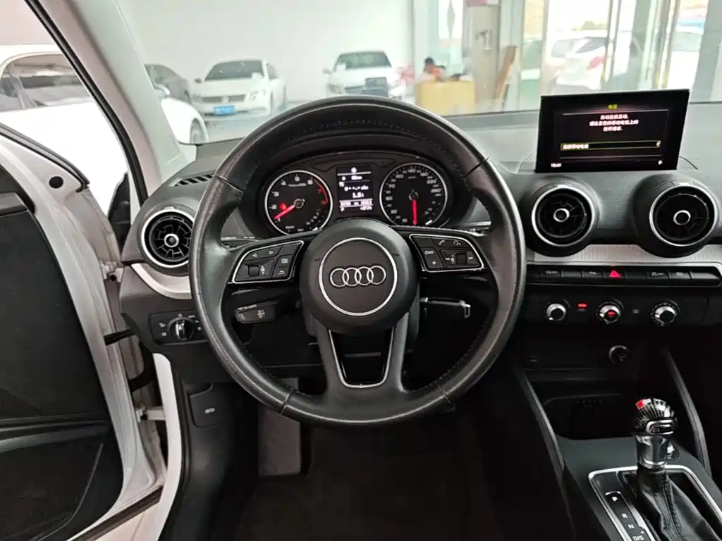 Audi Q2L 2021 — фото 11