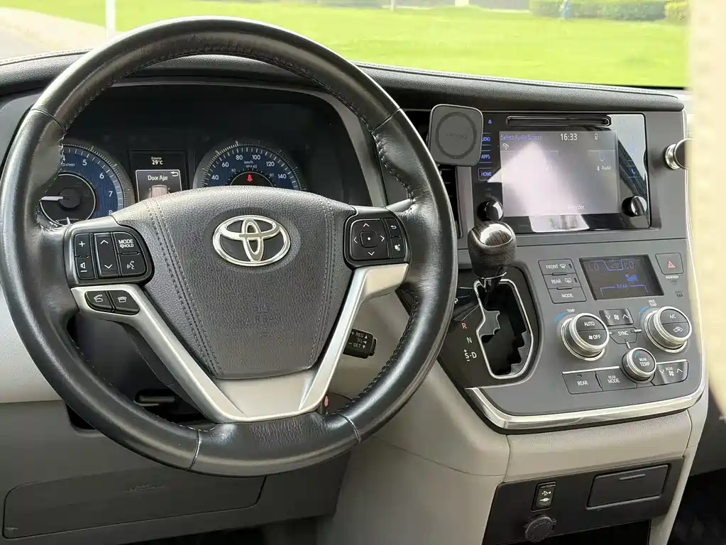 Toyota Sienna 2017 — фото 18