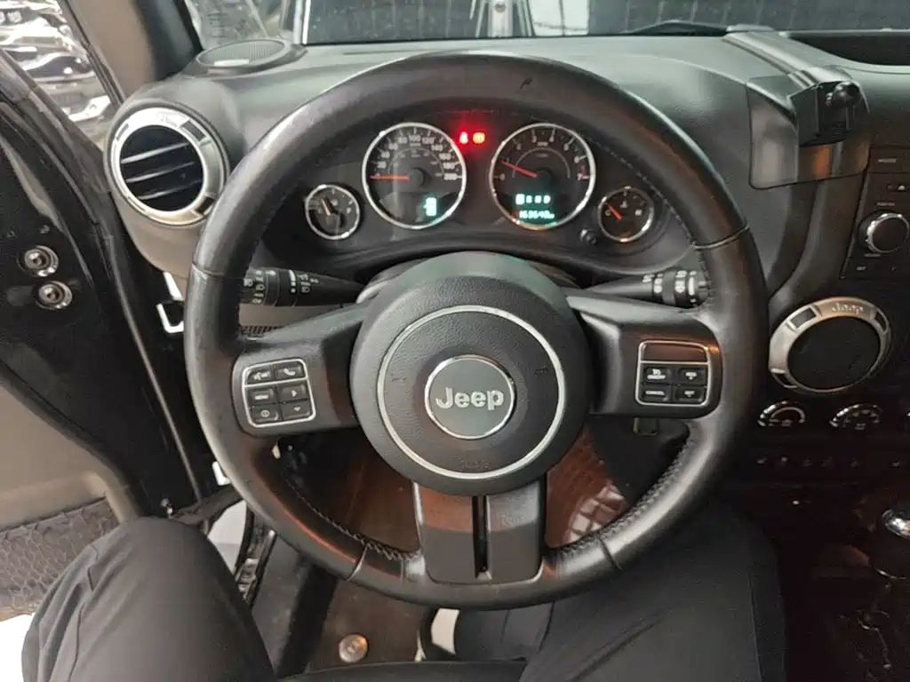 Jeep Wrangler 2016 — фото 11