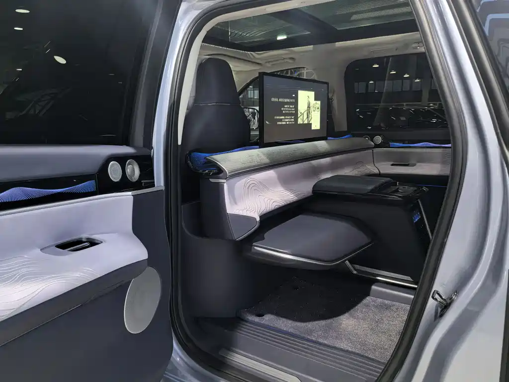 Lincoln Navigator One 2023 — фото 14