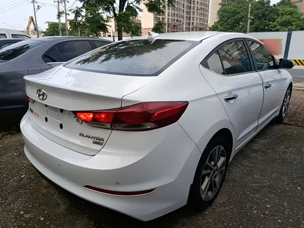 Hyundai Elantra 2018 — фото 7